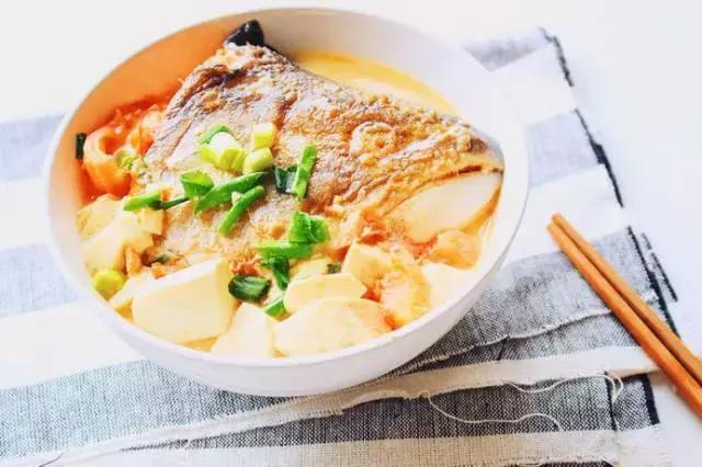 黄磊三文鱼头汤的最佳吃法,三文鱼头汤的正宗做法视频