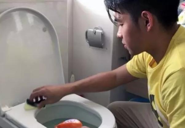 20岁、搞清洁、年入30万？新加坡赚钱有这么任性？