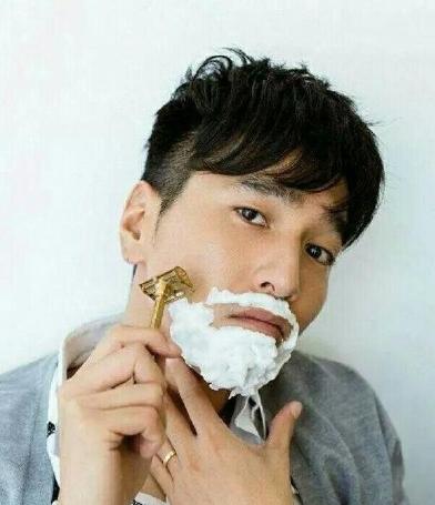 赵又廷有多宠妻了,赵又廷把婚戒戴在手上不离手