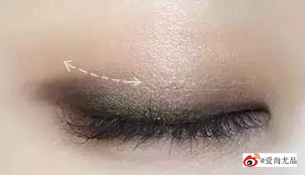 画下眼线怎样才能不晕,画眼线眼头老是晕妆怎么办