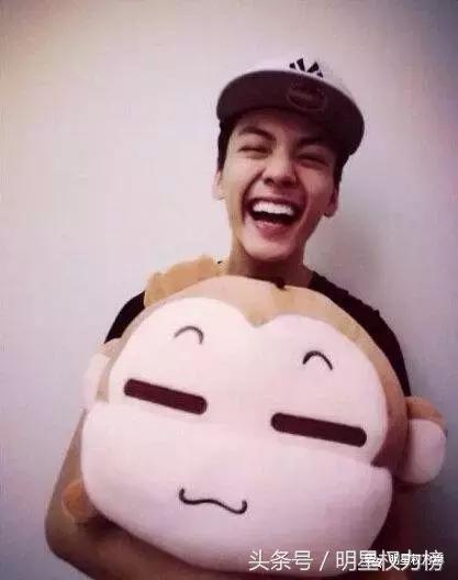 鹿晗的口罩、陈伟霆的玩偶、景甜的发箍，明星同款get无压力！