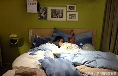 外国人尝试在宜家住一晚,在宜家睡觉的中国人