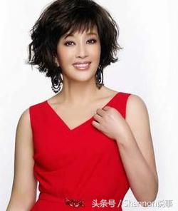 春晚第一位女主持，却因*税逃**入狱2年，复出后60岁演18岁少女