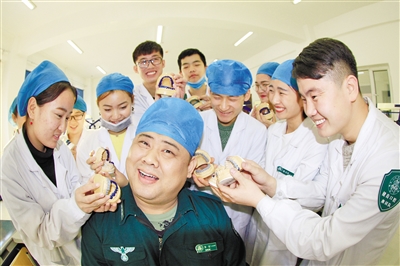 方堃简介,方堃放弃乘务长