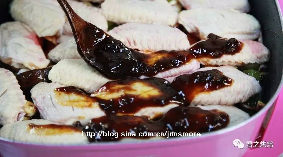 酱香味香辣鸡翅,酱香鸡翅加配菜怎么做