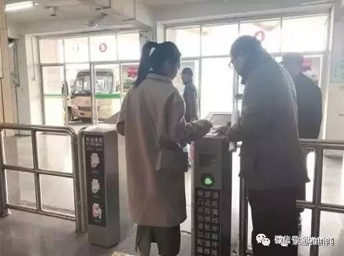 泉州一化工厂发生火灾爆炸瞬间,泉州一厂房发生火灾现场浓烟滚滚