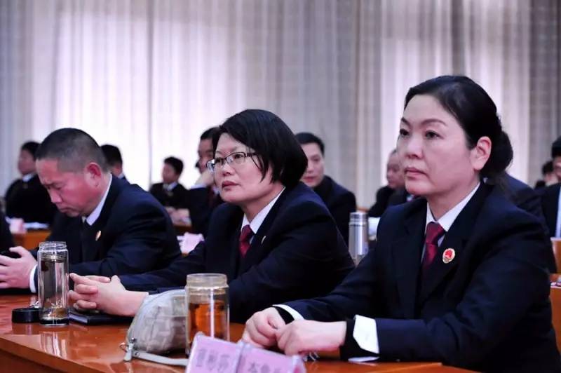 402期干的怎么样，上台亮一亮；先进谁能行，干警评一评