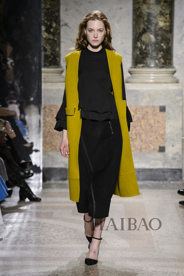智慧女性心目中的最佳气质！MARYLING2017秋冬女装秀，海报网带你亲临2017秋冬米兰时装周