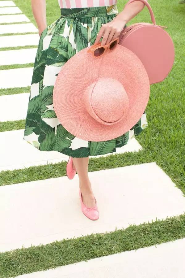 这个从不摘墨镜的酷女孩，竟然把粉红色穿得这么好看！