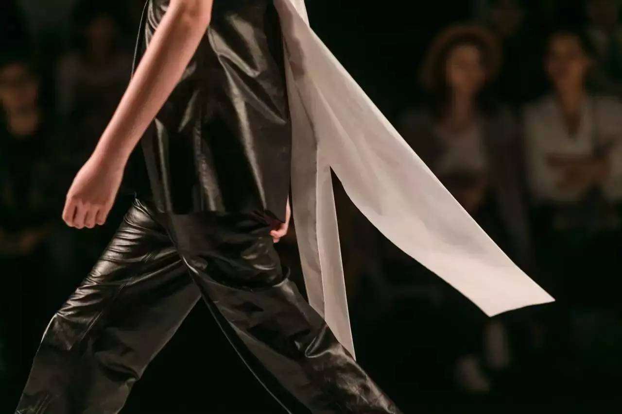 夏天能穿的皮衣皮裤,夏天可以穿的连体皮衣