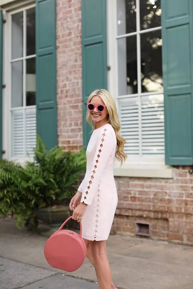 这个从不摘墨镜的酷女孩，竟然把粉红色穿得这么好看！