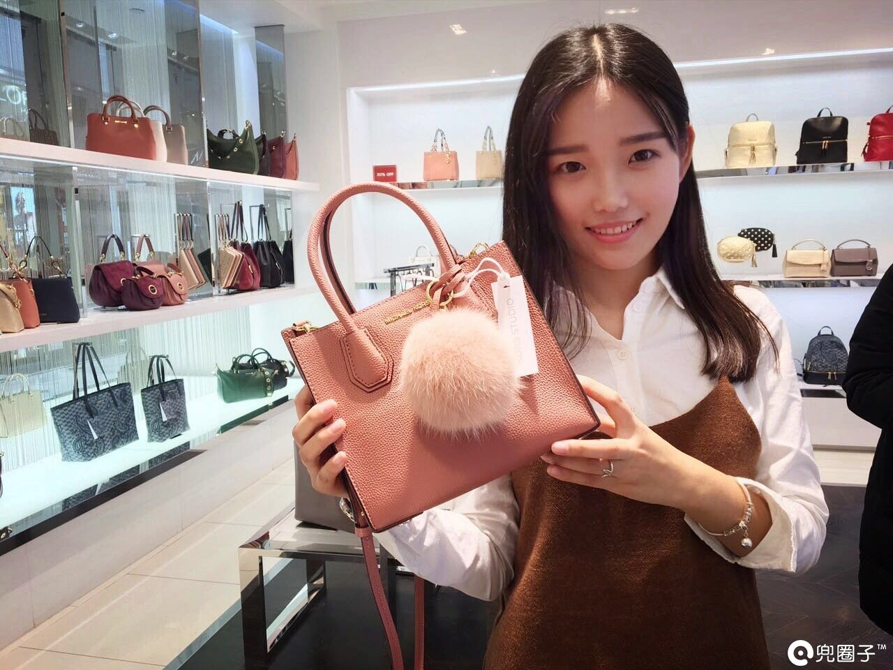 现在年轻人都流行背什么包,有哪些适合学生党背的包