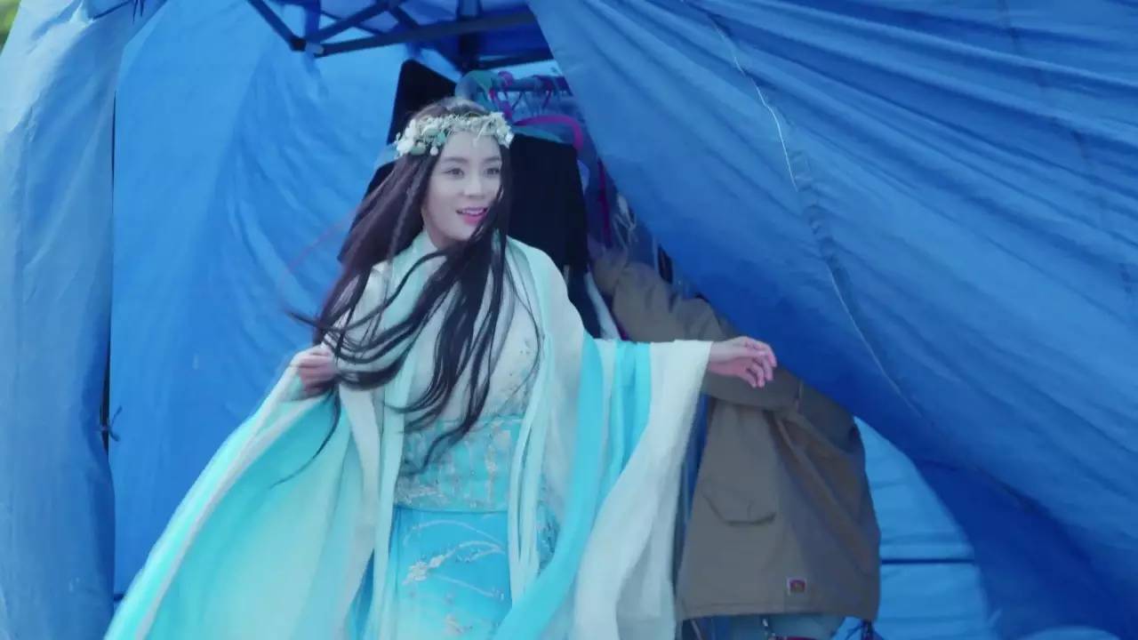 《云巅之上》已向你发送娱乐圈生存宝典，收好不谢！