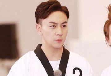 释小龙戴的墨镜,你与斯文败类只差一副眼镜