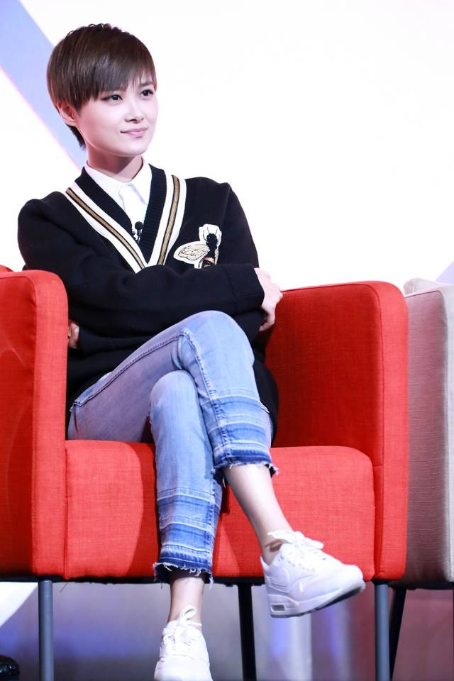 牛仔裤卷裤脚好看还是不卷好看,不剪裤脚的牛仔裤春夏新款