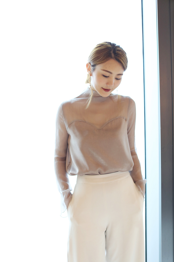 白色雪纺裙裤搭配什么上衣好看,灰色雪纺宽松裤搭配什么上衣