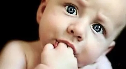 宝宝为什么喜欢张大嘴笑,小宝宝为啥抿着嘴笑