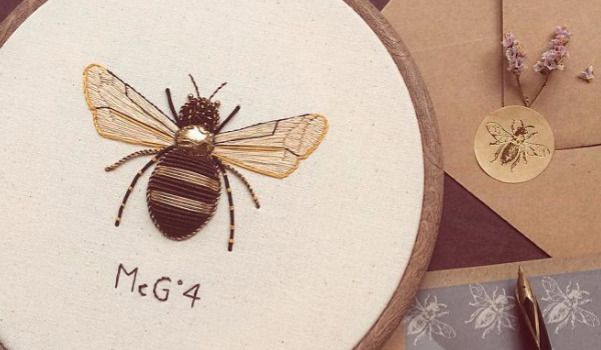 远离时尚圈，她选择通过刺绣和自然对话