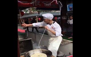 成都妖娆拉面哥把自己当演员,拉面哥妖娆舞姿视频