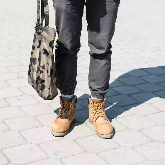 报告老师，中州大学的学生不好好穿衣服！