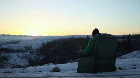 扛着沙发前进,扛着沙发去旅游