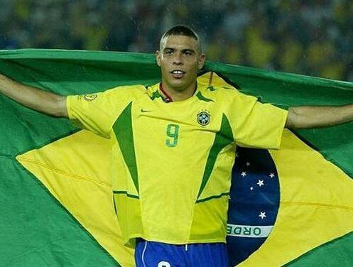 02年世界杯巴西碰杯,你还记得2018年的世界杯的爆冷吗