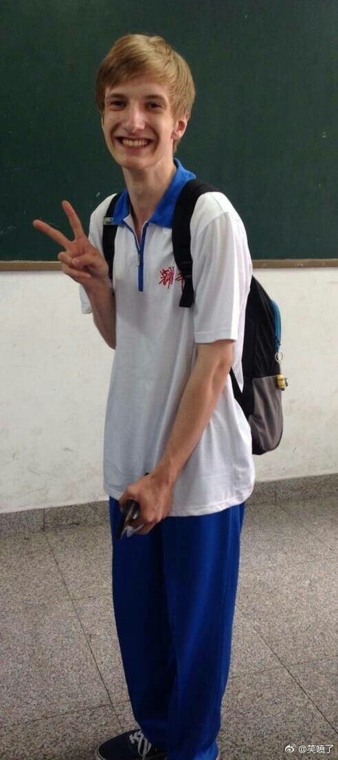 村子修路发现恐龙化石,老人挖出恐龙蛋化石