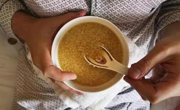 外国男人体验孕妇日常,中国坐月子让外国惊呆