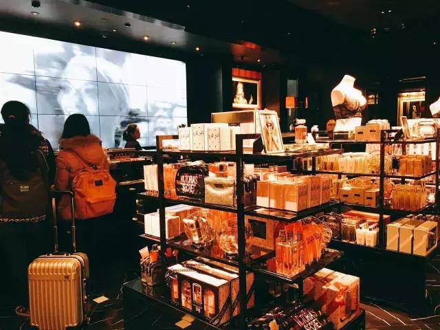 探店！成都维秘旗舰店深度揭秘，愿今晚你们都是天使！