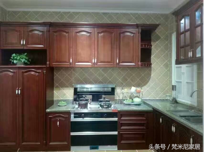 长沙梅溪湖壹号陈先生定制橱柜前看过几款不同的实物照