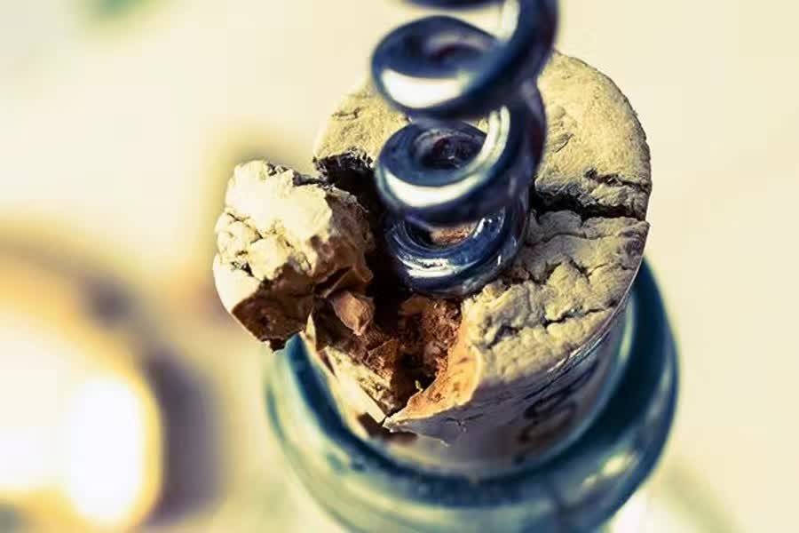 葡萄酒瓶塞断了怎么取出来,葡萄酒塞子开断了怎么处理