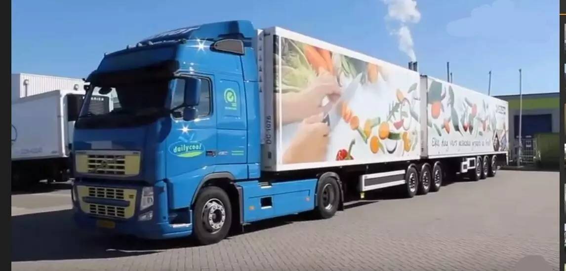 火车如何在公路上跑,公路火车如何控制转向