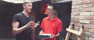 外国小鲜肉只花400元竟然租到了北京二环的房子,然而刚拿到房子的瞬间却差点哭了出来