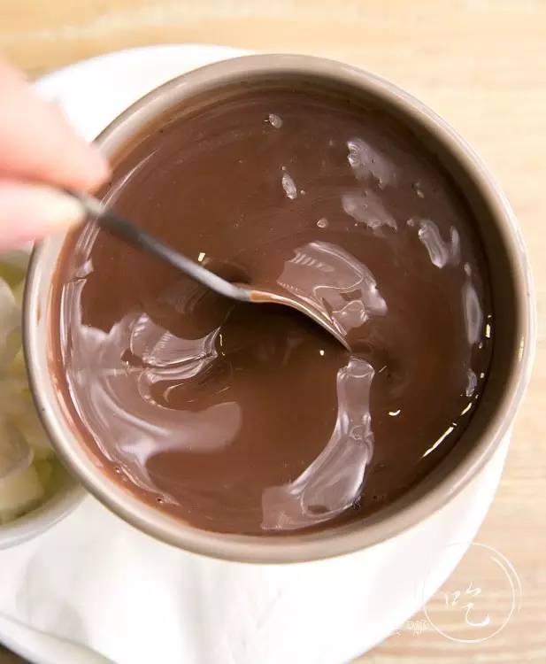 这家店靠一块INS美食博主的星空蛋糕，就把少女心秒成渣渣！涂红唇就打折，男生涂折更低！