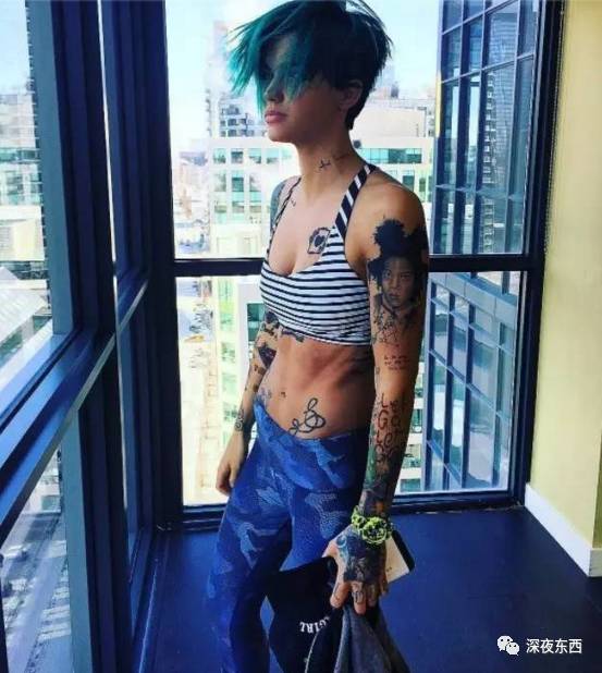 深夜东西｜在男女神之间切换自如的酷女孩，把多少姑娘都掰弯了……