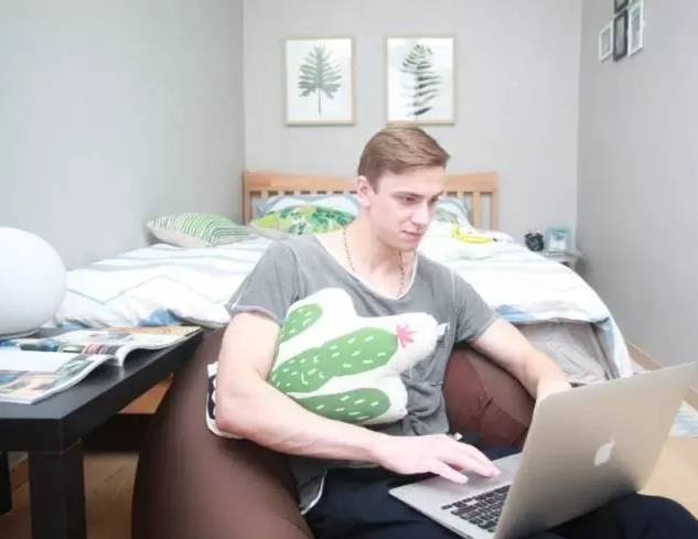 外国小鲜肉只花400元竟然租到了北京二环的房子,然而刚拿到房子的瞬间却差点哭了出来