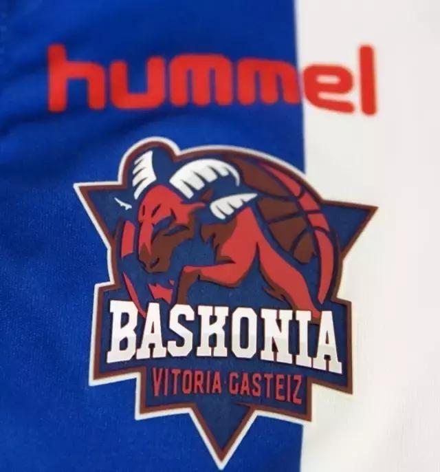 伊比利亚轶事丨足球赛场惊现篮球球衣，是友谊的象征还是？