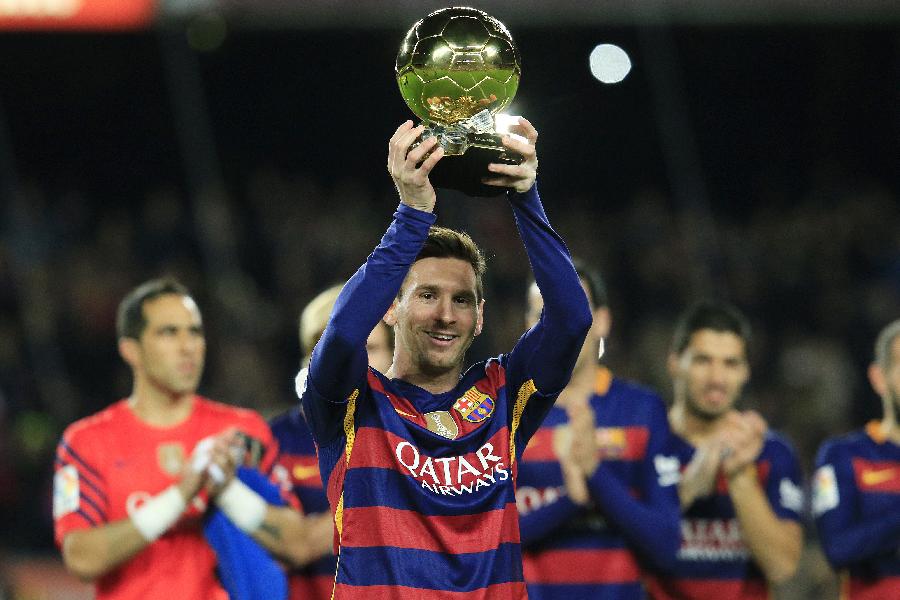 他在巴萨踢到39岁，曾用口哨吹停对手进攻，如今成了音乐人