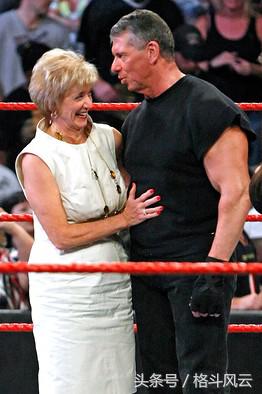 卢瑟夫和米兹拉娜,wwe拉娜跪地向卢瑟夫认错