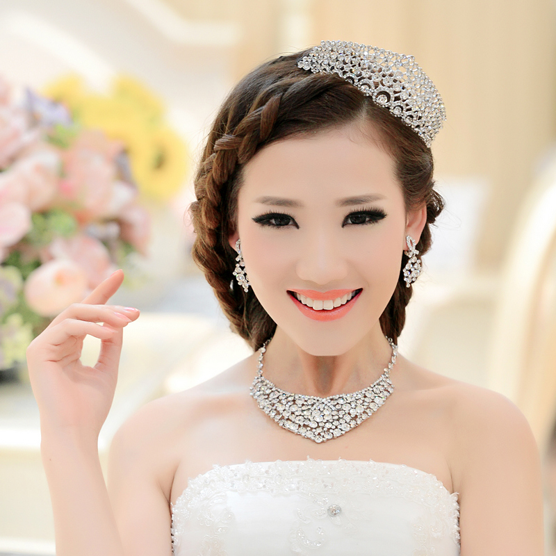 蕾丝婚纱搭配首饰,婚纱配什么珠宝首饰好看