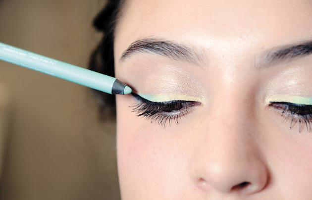 怎么做眼妆亮片,如何做眼妆