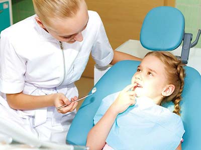 口腔医生给小朋友矫正牙齿,向牙科医生提建议