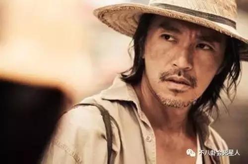 他成名于星爷《功夫》，父亲是黄飞鸿徒孙，如今功夫在世界排前列