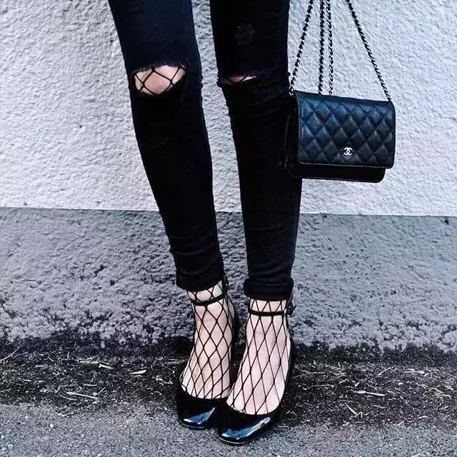 妈妈说穿渔网袜的都是坏女孩