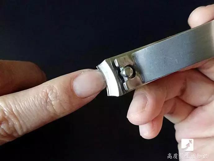 指甲剪成什么样不容易断,指甲很厚很硬剪不动应该怎么处理