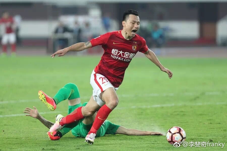 北京球迷街头,广州球迷与北京球迷对比