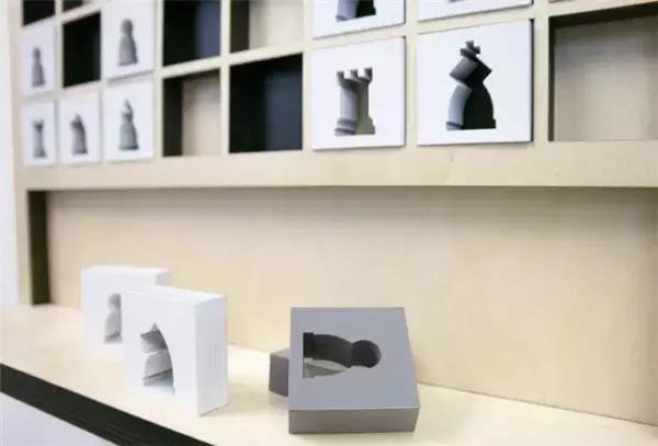 小朋友把手放下去捡玩具,小朋友把手放玩具