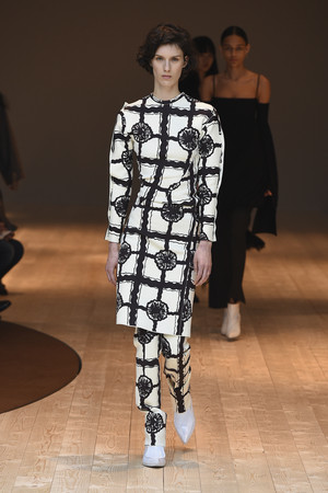 欧阳娜娜巴黎世家帽,巴黎世家欧阳娜娜同款