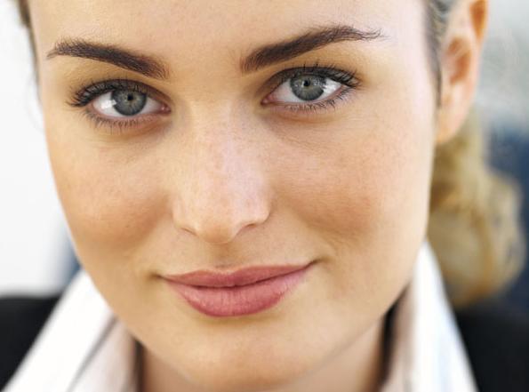 脸上起皮干燥有碎屑该怎样处理,脸上起皮抹什么药膏