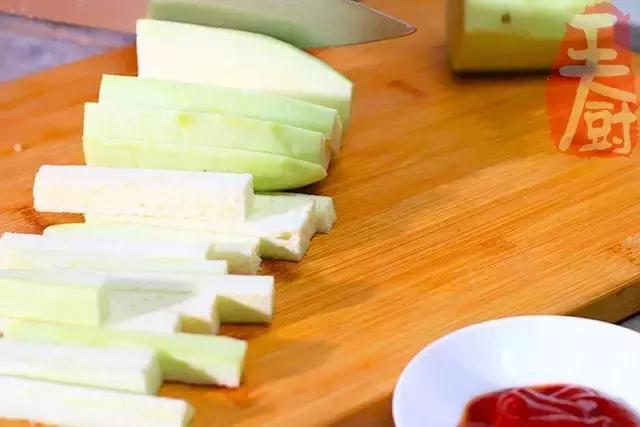 把茄子炸脆,把茄子都炸了再煮